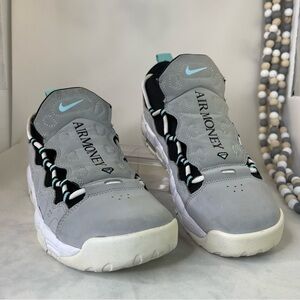 Nike Men's Low-Top Sneakers Basketball Shoe
AIR MORE MONEY Grey Wolf size 7Y